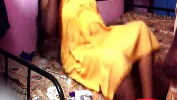 Буксом русокоса Дилан Рајли вози обратен стил на каубојка со курот на нејзиниот љубовник
