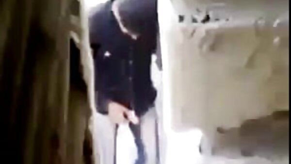 Откачен шемејл ја ебе ќелавата глава гладна за секс, канадската кучка Рајли Никсон