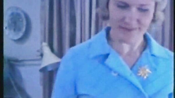 Убавата бринута порно манекенка Теал Конрад му подарува на Сет Гембл